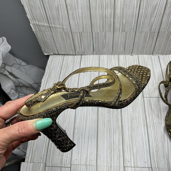 629-Parisian women’s gold high heels - Picture 2 of 7